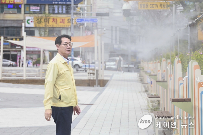 정명근 화성특례시장이 쿨링포그 시설을 점검 하고 있다. 사진/화성특례시청 제공
