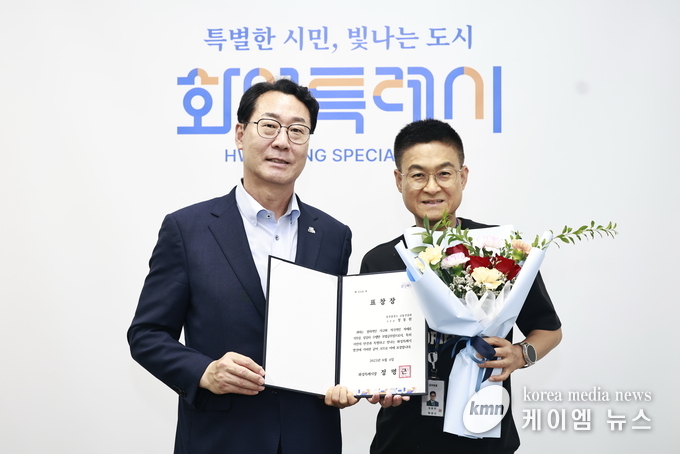 . 정명근 화성특례시장(좌)과 정동헌 주무관(우)이 기념촬영을 하고 있다. 사진/화성특례시청 제공