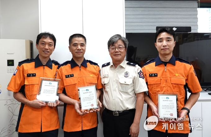 왼쪽부터 이상무 소방장, 김성헌 소방위, 길영관 서장, 추헌태 소방사가 함께하고 있다. 사진/용인소방서 제공