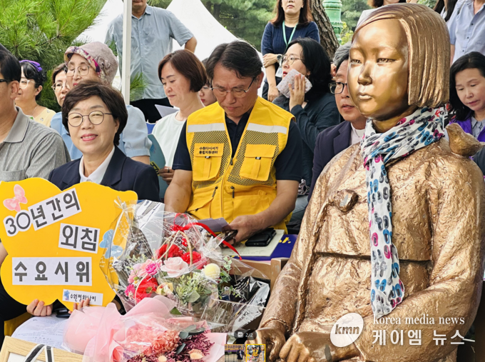 박옥분 의원은 수요문화제 100회에 참석해 시민들과 함께하고 있다. 사진/ 경기도의회 제공