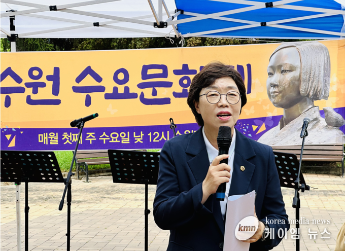 경기도의회 박옥분 의원은 수요문화제 100회에 참석하여 인사말을 하고 있다. 사진 경기도의회 제공