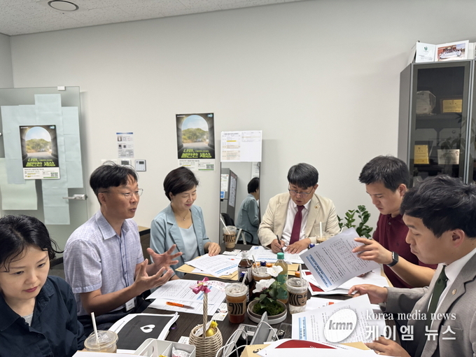 헌혈자 예우 확대 및 헌혈 활성화 방안을 논의하기 위한 정담회를 열고 있다. 사진/경기도의회 제공