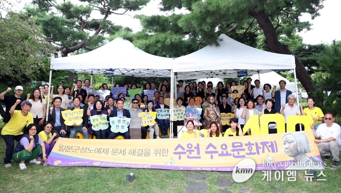 이재식 의장을 비롯해 장정희 기획경제위원장(더불어민주당, 권선2·곡선), 이희승 보건복지위원장(더불어민주당, 영통2·3·망포1·2), 등 참석자들이 힘께하고 있다. 사진/수원특례시의회 제공