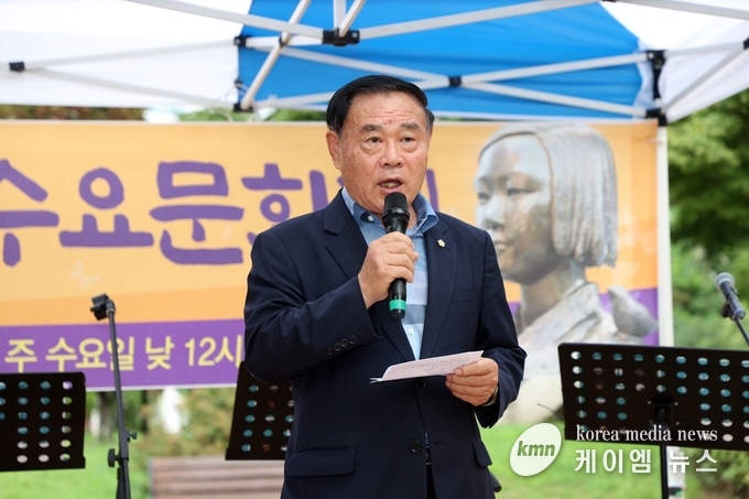 이재식 의장은 제100차 수원수요문화제에 참석해 인사말을 하고있다. 사진/수원특례시의회 제공