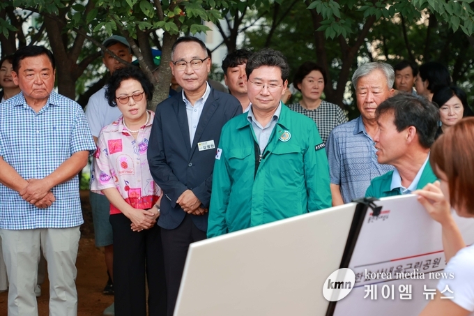  이상일 용인특례시장은 7일 정비가 완료된 남사읍 한숲산내음근린공원 현장점검을 실시했다, 사진/용인특례시청 제공