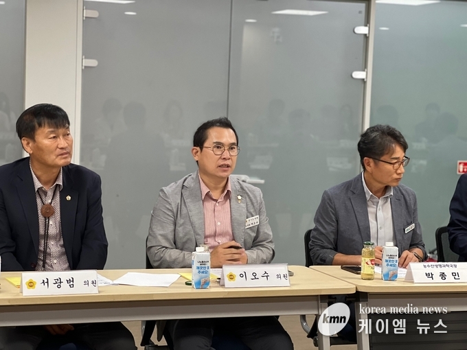  농정해양위원회, 학교급식 식재료 구매방식 변경 간담회 개최를 열고 있다. 사진/경기도의회 제공