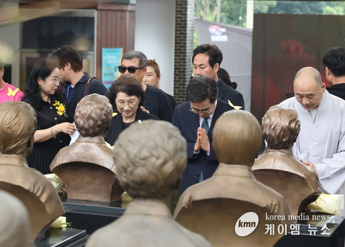 김동연 지사는 위안부 할머님들 명예와 존엄, 온전한 회복을 기리며 묵념하고 있다. 사진/경기도청 제공
