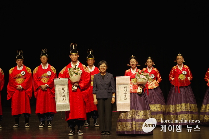  정조대왕으로 선발된 김주한 님(반월동 근무)과 헤경궁 홍씨로 선발된 한예진 님(동탄5동 거주)이 백영미 화성특례시 문화관광국장과 기념 촬영을 하고 있다. 사진/화성특례시청 제공