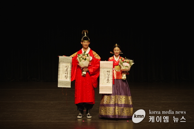  정조대왕으로 선발된 김주한 님(반월동 근무)과 헤경궁 홍씨로 선발된 한예진 님(동탄5동 거주)이 선발 증서를 들고 기념촬영을 하고 있다. 사진/화성특례시청 제공