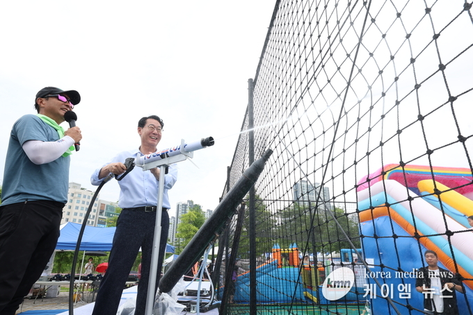 정명근 화성특례시장이 새솔동 수노을 물놀이 축제에서 시원한 물줄기를 뿌리고 있다. 사진/화성특례시청 제공