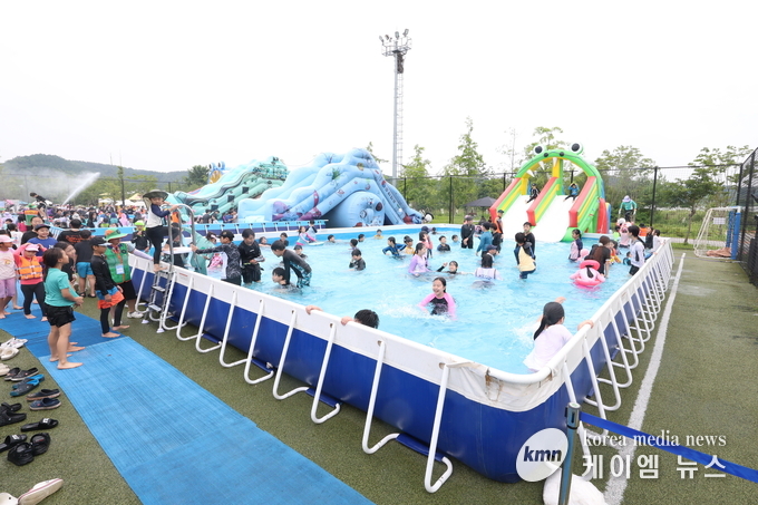  시민들이 새솔동 수노을 물놀이 축제를 즐기고 있다, 사진/화성특례시청 제공