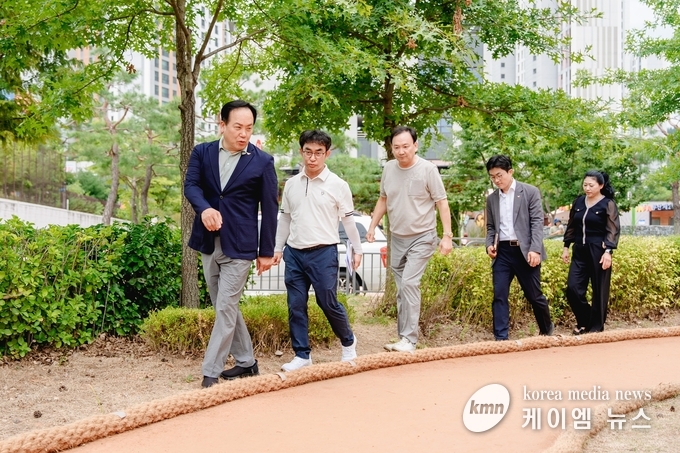 이권재 시장은 황톳길 개장식을 마치고 관계자들과 시설을 라운딩하며 안전점검을 하고있다. 사진/오산시청 제공