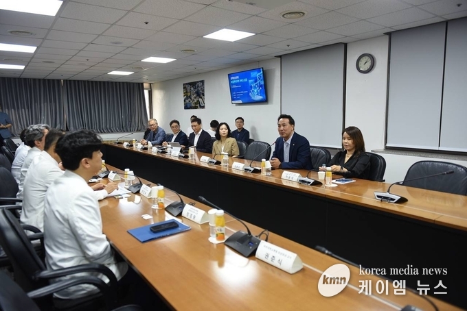 스마트 돌봄 로봇의 공공의료 분야 확대 적용 방안을 논의하고 있다. 사진/경기도의회 제공 