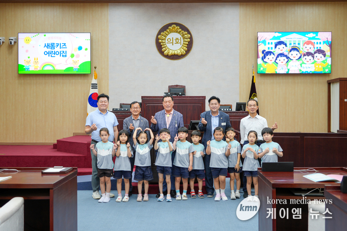 안정열 의장은 어린이들과 정천식 부의장, 최호섭 운영위원장 등 함께하고 있다. 사진/ 안성시의회 제공