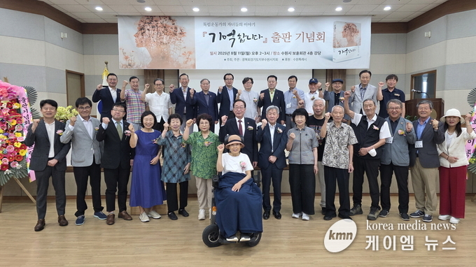 김현수 수원시 제1부시장(앞줄 왼쪽 3번째) 등 참석자들이 함께하고 있다. 사진/ 수원특례시청 제공