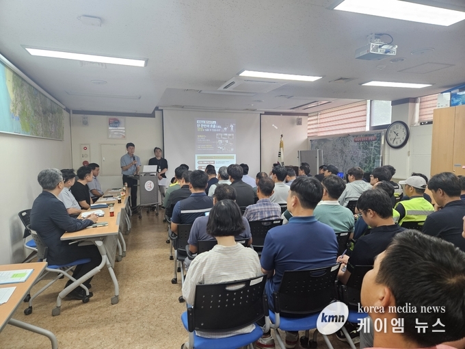 상하수도 유지관리업체 38개사 대상으로 밀폐공간 안전교육을 진행하고 있다. 사진/화성특례시청 제공