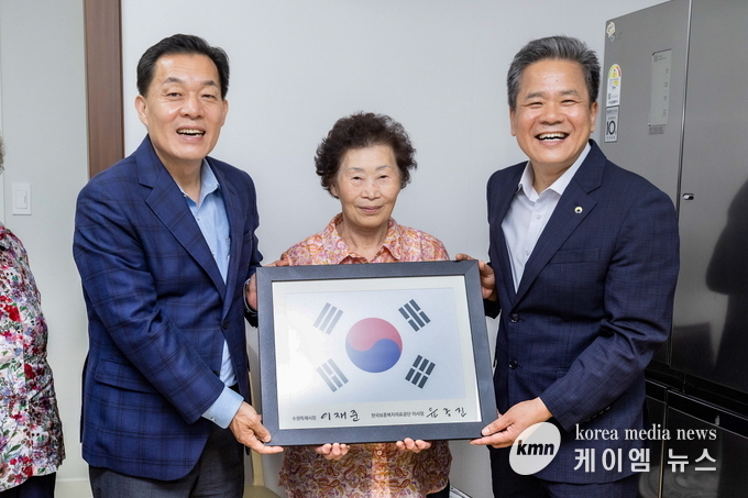 이재준 시장이 강점순씨에게 태극기를 전달하고 있다. 수원특례시청 제공