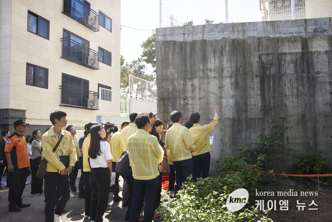 김동연 지사는 관계자들과 현장을 방문해 균열이 일어난 옹벽을 살피고 있다. 사진/경기도청 제공