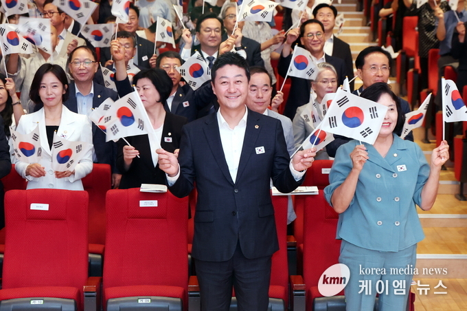 김진경 의장과 참석자들이 태극기를 흔들고 있다. 사진/경기도의회 제공
