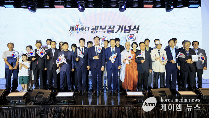 정명근 시장이 윤대성 광복회 화성지회장, 용주사 성효 주지 스님, 배정수 화성특례시의회 의장 등 주요 내빈들과 기념촬영을 하고 있다. 사진/화성특례시청 제공 