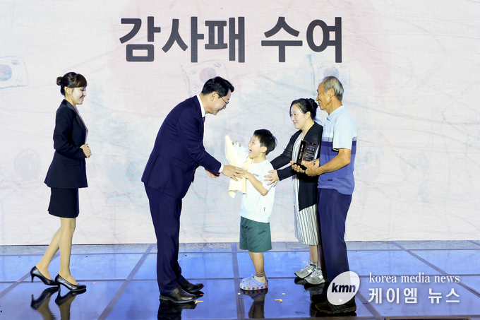  정명근 화성특례시장이 화성지역 독립운동가 후손들에게 감사패를 전달하고 있다.