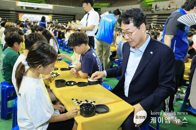 . 정명근 화성특례시장이 대회 참가한 소녀 기사와 대국을 하고 있다. 사진/화성특례시청 제공