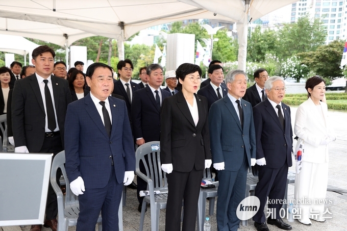 제80주년 광복절 기념 현충탑 참배 모습 사진/수원특례시의회 제공