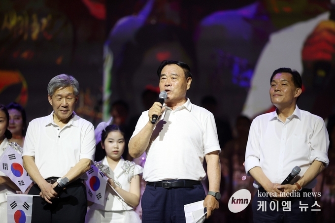 이재식 의장이 광복80주년 기념 수원시민 대합창에서 축사를 하고 있다. 사진/수원특례시의회 제공