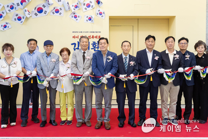 이재준 시장(왼쪽 6번째), 수원시의회 의원 등 등 참석자들이 개막식에서 테이프를 자르고 있다. 사진/수원특례시청 제공