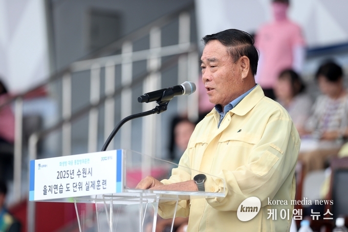 수원특례시의회 이재식 의장은 2025년 을지연습 실제훈련 화생방 대응 통합대응훈련에서 격려사를 하고 있다. 사진/수원특례시의회 제공