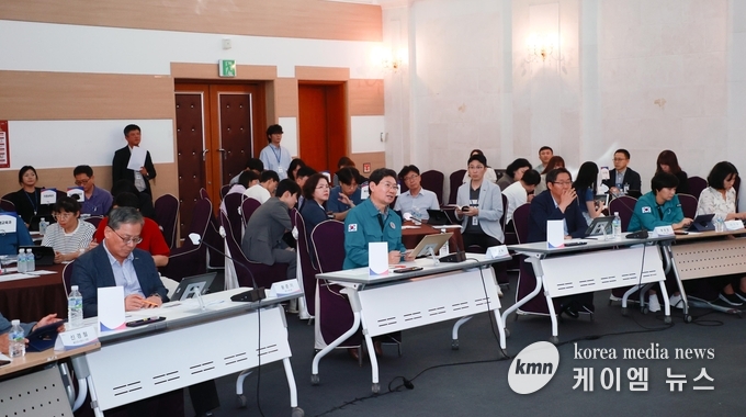 이상일은 19일 동백·보정 종합복지회관(가칭) 건립 '인테리어 통합관리' 설계 완료 보고회 참석하 고있다. 사진/용인특례시청 제공