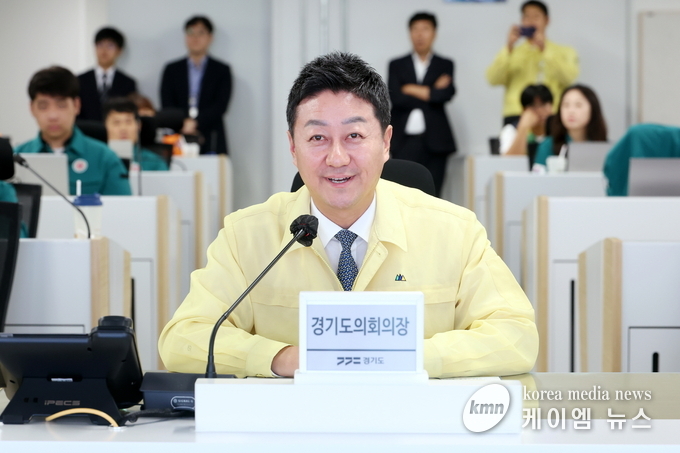 김 의장은 상황실에서 을지연습 훈련 상황을 살피고 있다. 사진/경기도의회 제공
