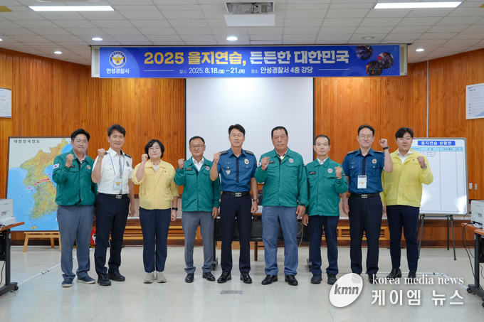 안정열 의장은 2025년 을지연습 현장 방문해 근무자 격려하고 함께하고 있다. 사진/안성시의회 제공
