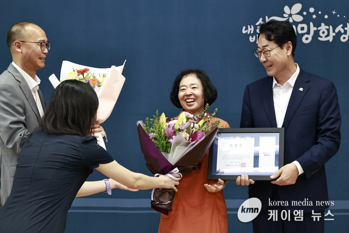  정명근 화성특례시장(사진 오른쪽)이 21일 민생회복 소비쿠폰 자원봉사자에 표창을 수여하고 있다. 사진/화성특례시청 제공
