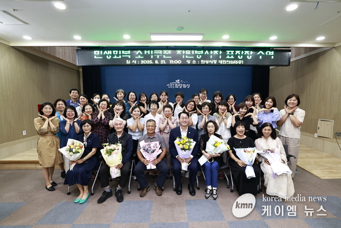 정명근 화성특례시장(사진 첫째줄 중앙)이 21일 민생회복 소비쿠폰 자원봉사자에 표창을 수여하고 함께 기념촬영하고 있다. 사진/화성특례시청 제공