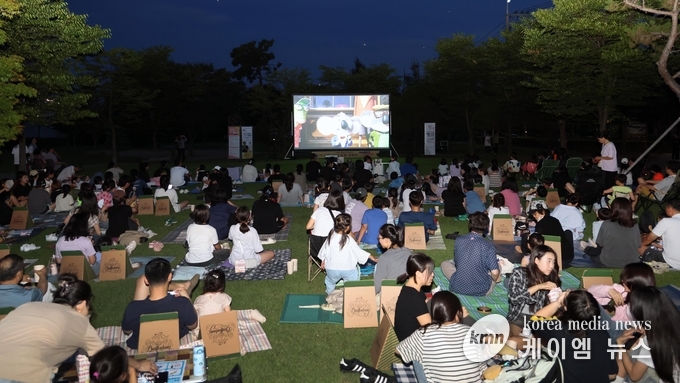 시민들이 진사 달빛 영화관을 가족과 함께 즐기고 있다. 사진/안성시청 제공