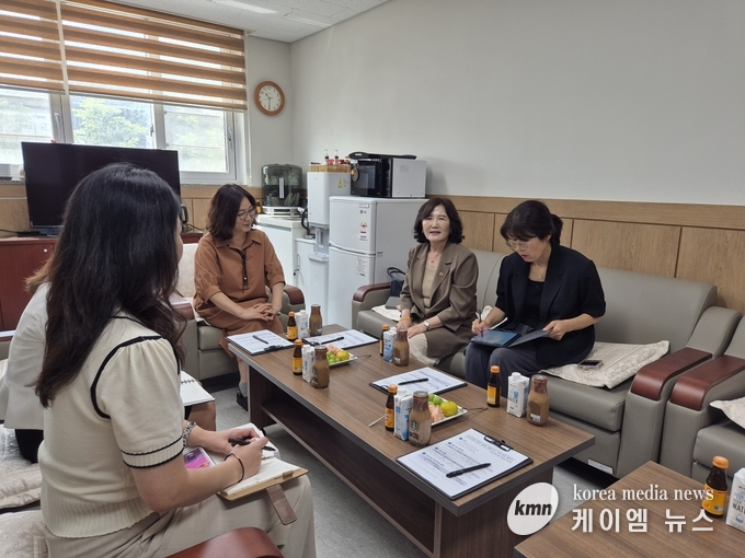  김영희 의원, 오산 삼미초 찾아 교육현안 청취하고 있다. 사진/오산시의회 제공