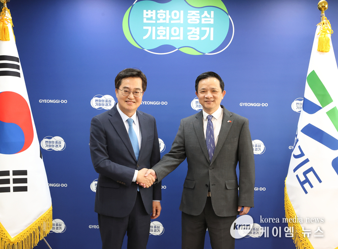 김 지사는 허리펑 부총리와 악수를 하고 있다. 사진/경기도청 제공