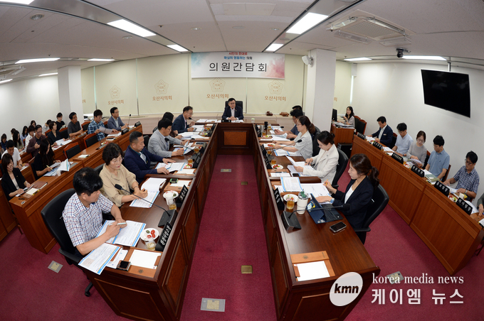 의원간담회를 열고 있다.