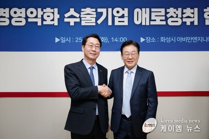 정명근 화성특례시장이 지난 2월 화성을 찾은 이재명 당시 더불어민주당 대표(현 대통령)에게 일반구 설치를 포함한 시 주요현안을 전달하고 있다. 사진/ 화성특례시청 제공