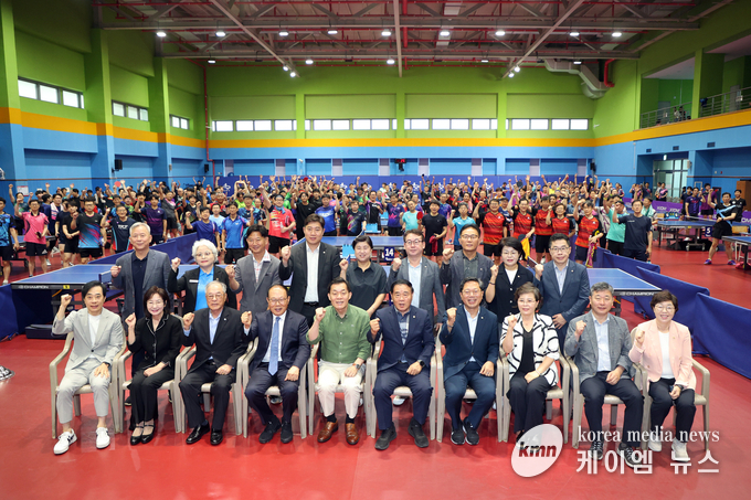 제3회 수원특례시장기 탁구대회 개회식 후 이재식 의장을 비롯한 김정렬 부의장, 채명기 환경안전위원장 등 참석자들이 함께하고 있다. <br>
사진/수원특례시의회 제공