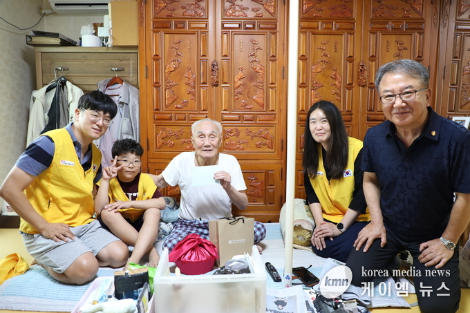 가족봉사단으로 참여한 고은(맨 왼쪽)씨와 가족들이 23일 독립운동가 후손의 집을 찾아 삼계탕과 선물을 전달한 뒤 기념촬영을 하고 있다. 사진/수원특례시청 제공