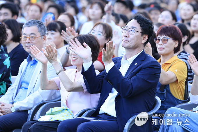정명근 시장이 객석에서 시민들과 함께 공연을 즐기고 있다. 사진/ 화성특례시청 제공