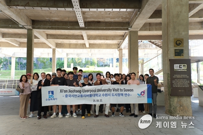 2025년 하반기 청소년복지심의위원회 참석자들이 함께하고 있다. 사진/수원특례시청 제공