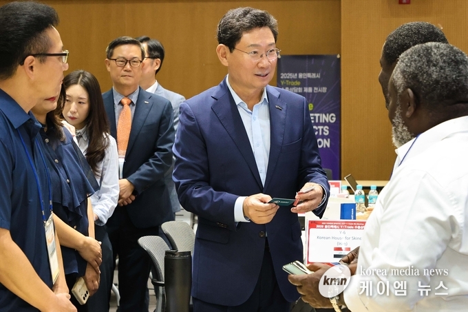 HL인재개발원에서 이상일 시장이 해외 바이어들과 인사를 하고 있다. 사진/용인특례시청 제공