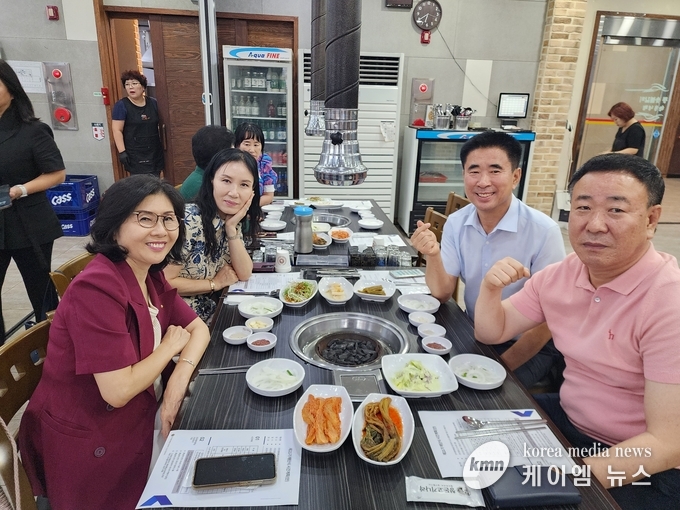 민주평화통일자문회의 오산시협의회 제21기 해단식에서 성길용 오산시의회 부의장과 관계자들이 화이팅을 외치고있다.<사진/김영진기자>