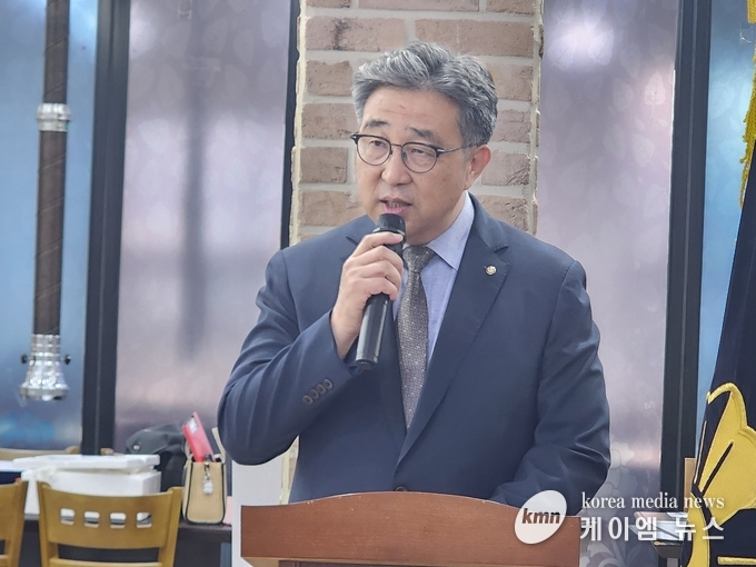 민주평화통일자문회의 오산시협의회 제21기 해단식에서 황태경 회장이 개회사를 하고있다.<사진/김영진기자>