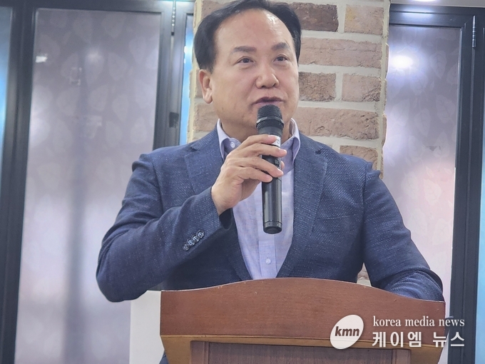 민주평화통일자문회의 오산시협의회 제21기 해단식에서 이권재 오산시장이 인삿말을 하고있다<사진/김영진기자>.