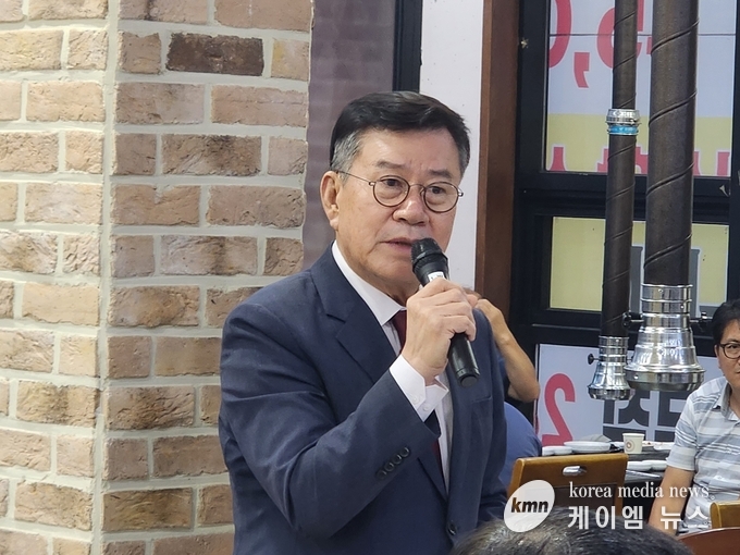 민주평화통일자문회의 오산시협의회 제21기 해단식에서 이상복 오산시의회 의장이 인삿말을 하고있다<사진/김영진기자>.
