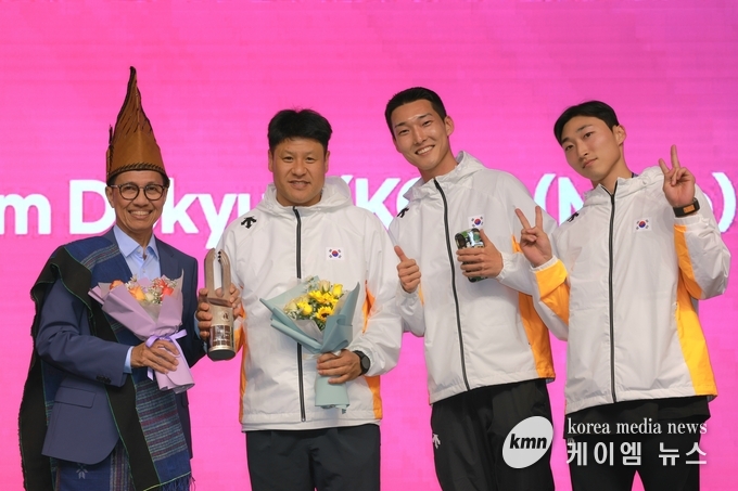 용인특례시 직장운동경기부 육상팀 우상혁(오른쪽 두번째), 유규민(오른쪽 첫번째) 선수와 김도균(왼쪽 두번째)감독이 2025 구미 아시아육상경기 선수권대회에서 메달을 획득하고 기념촬영하고 있다. 사진/용인특례시청 제공